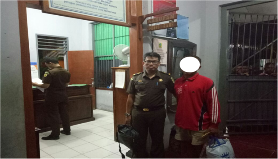 Penyidik Tipikor Polres Sumba Timur Serah Terimakan Tersangka Dan Barang Bukti Kasus Korupsi Solar Cell Ke Kejaksaan Negeri Sumba Timur