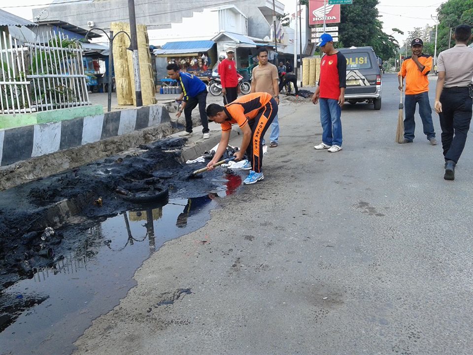 Polres Sumba Timur Laksanakan Kegiatan Jumat Bersih Di Pasar Inpres Matawai