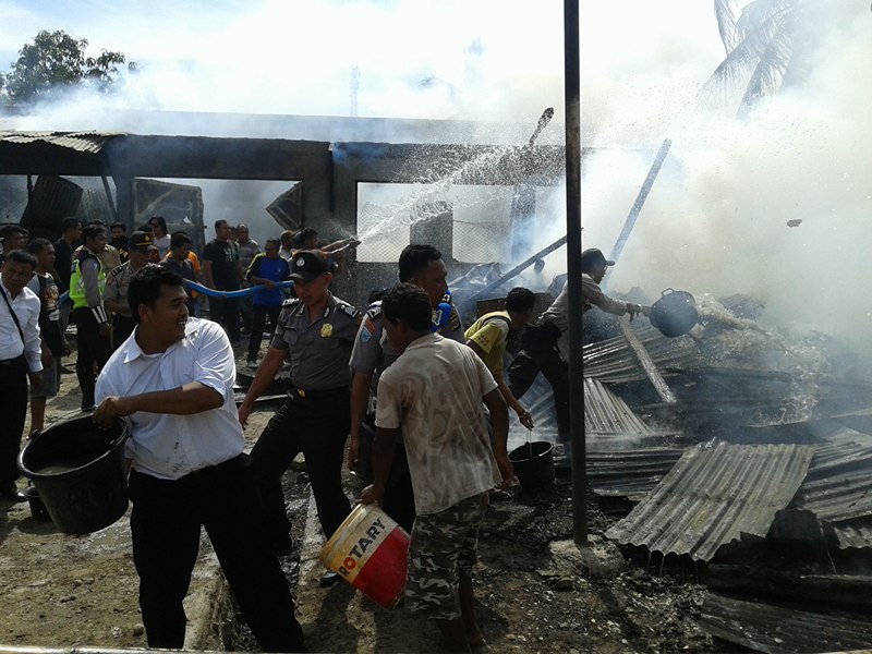 Bersama Warga, Anggota Polres Sumba Timur Bantu Padamkan Kebakaran Gudang