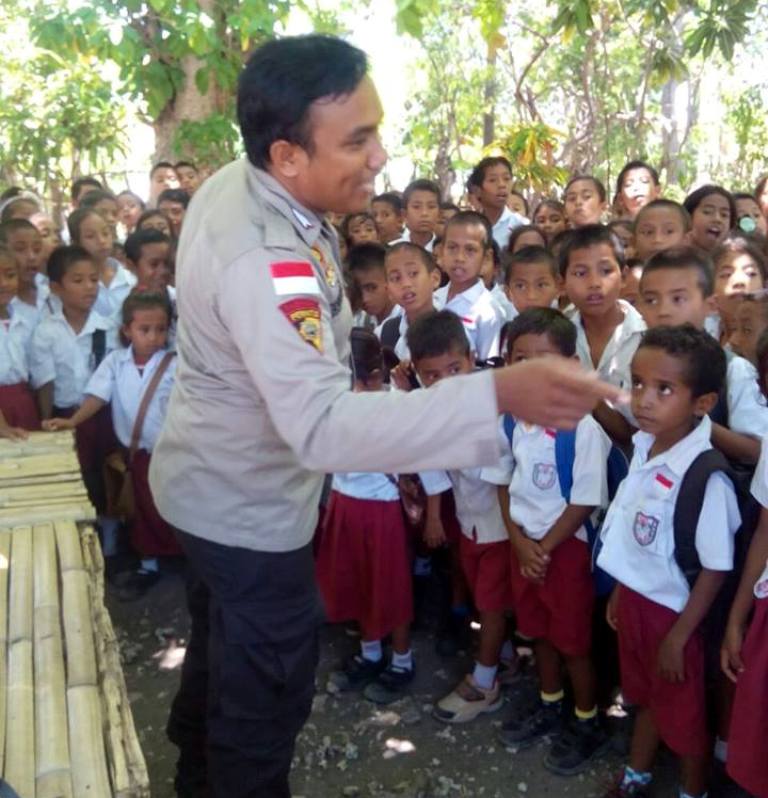 Bhabinkamtibmas Mondu Sambangi SDN Mondu Perkenalkan Budaya Tertib Berlaluintas Sejak Dini