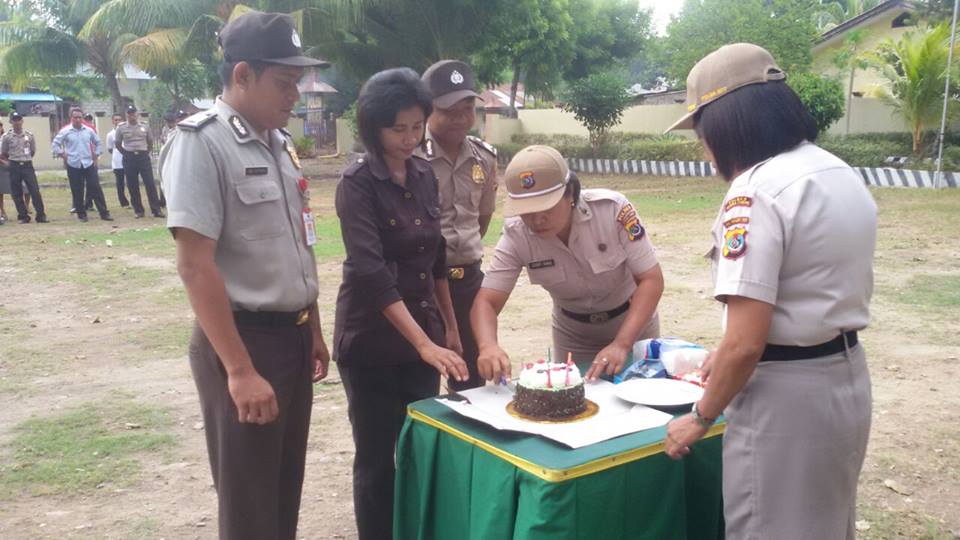 Unik, Polres Sumba Timur Rayakan Ulang Tahun Anggotanya Pada Saat Pelaksanaan Apel Pagi