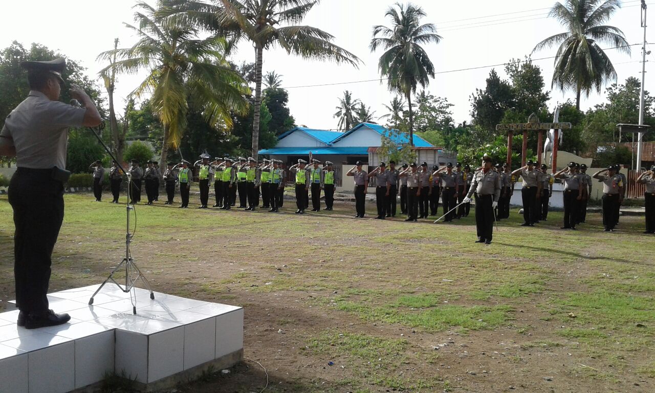 Pimpin Upacara Bendera Bulanan, Kapolres Sumba Timur : Polisi Bukan Manusia Sempurna Tapi Harus Berusaha Lakukan Yang Terbaik