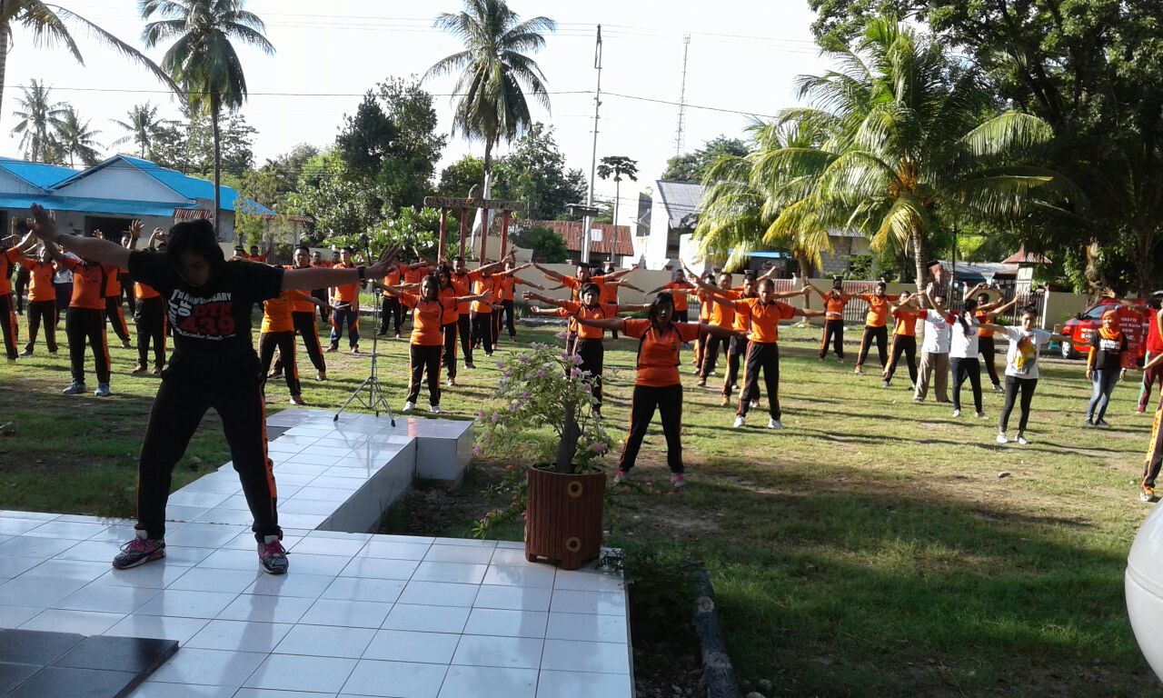 Jalin Keakraban, Polres Sumba Timur Olahraga Bersama TNI dan Telkomsel