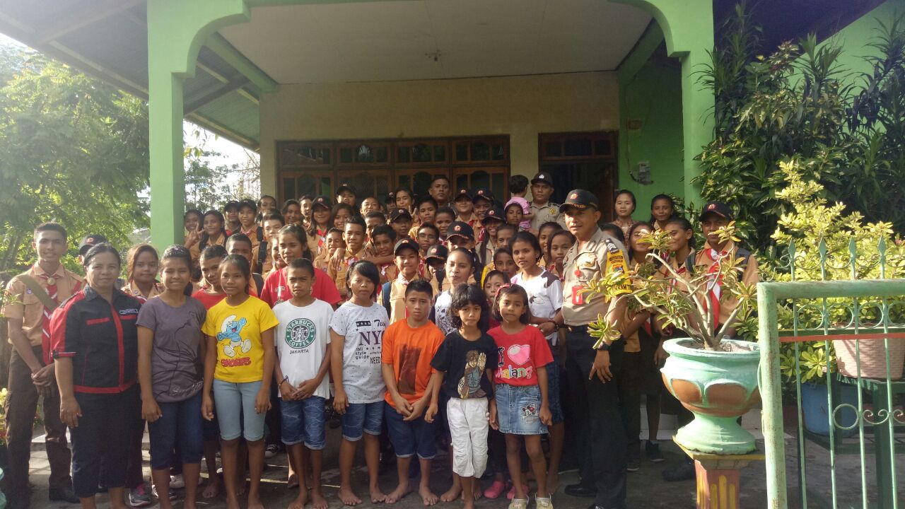 Momen Valentine's Day, Satbinmas, Bhabinkamtibmas Kambajawa Dan Saka Bhayangkara Polres Sumba Timur Berbagi Bersama Anak Panti Asuhan Bhakti Luhur