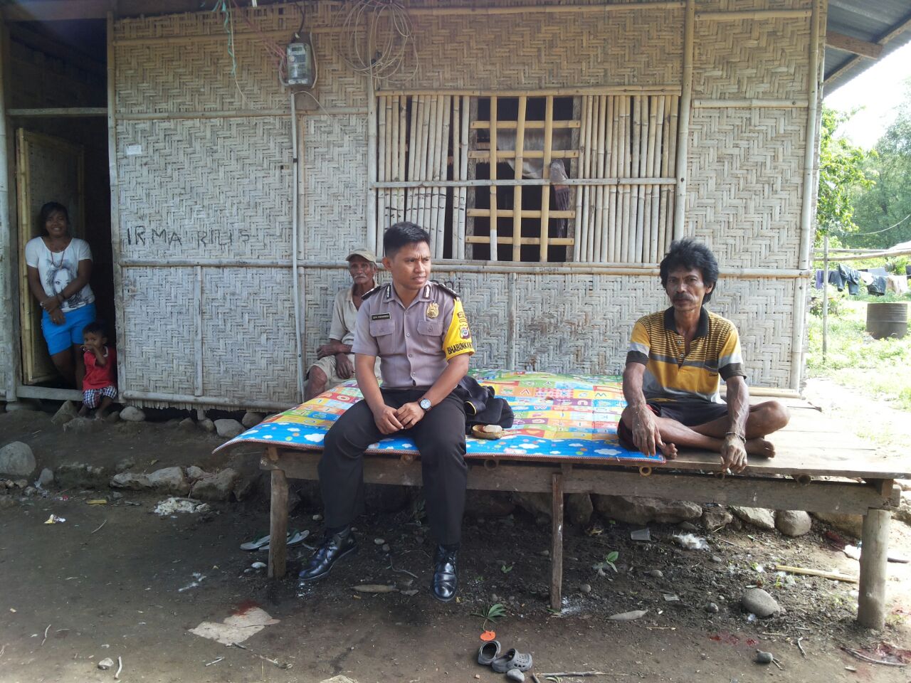 Bhabinkamtibmas Malumbi Bangun Kemitraan Dengan Masyarakat Dengan Melaksanakan Sambang Ke Rumah Warga