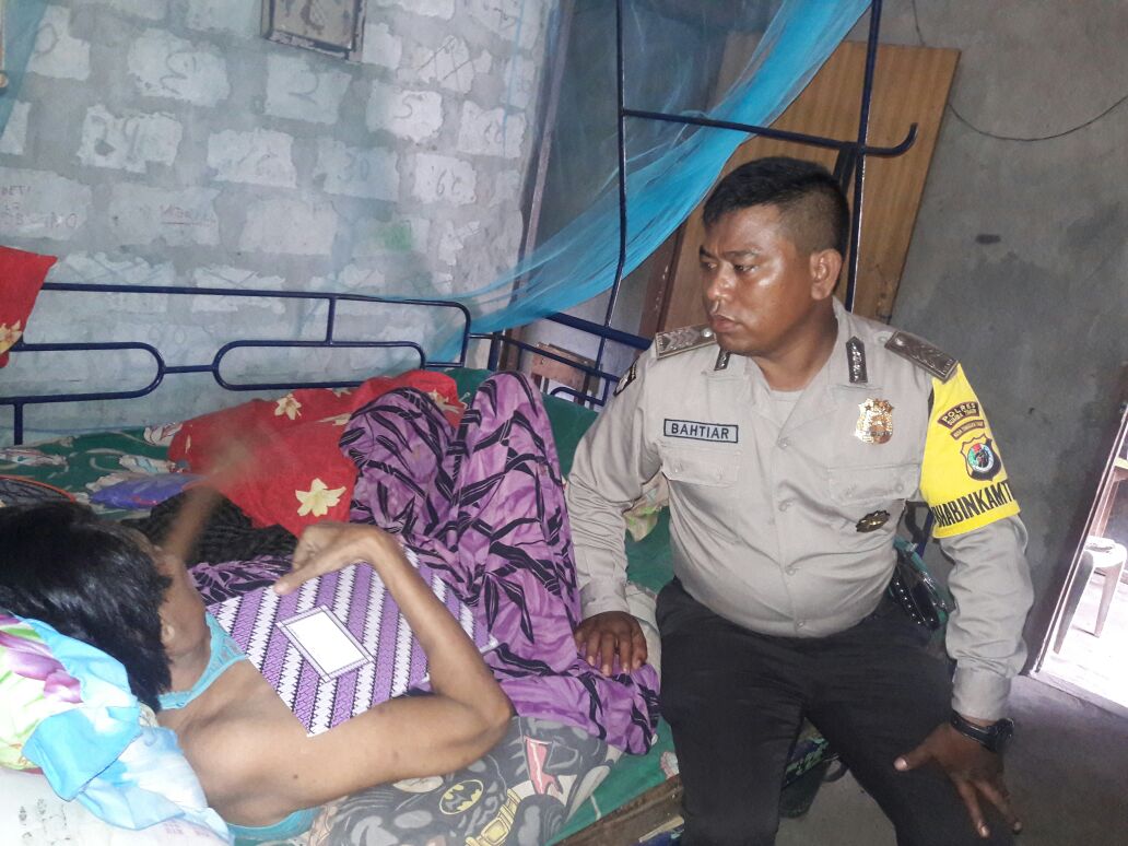 Sambangi Warga Yang Sakit, Bhabinkamtibmas Matawai Tawari Bantuan