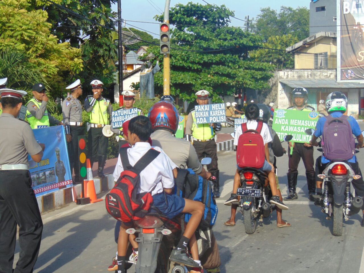 Di Depan Trafic Light Payeti, Satlantas Polres Sumba Timur Sosialisasikan Kamseltibcar Lantas