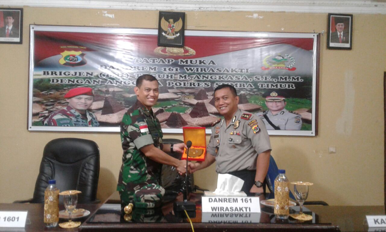 Tatap Muka Dengan Anggota Polres Sumba Timur, Dandrem 161 Wirasakti : Indonesia bisa berdiri kokoh karena TNI-Polri bisa menjaga soliditas dan kekompakan