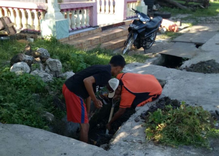 Bersama Warga, Bhabinkamtibmas Kemalaputi Laksanakan Kerja Bhakti Jumat Bersih