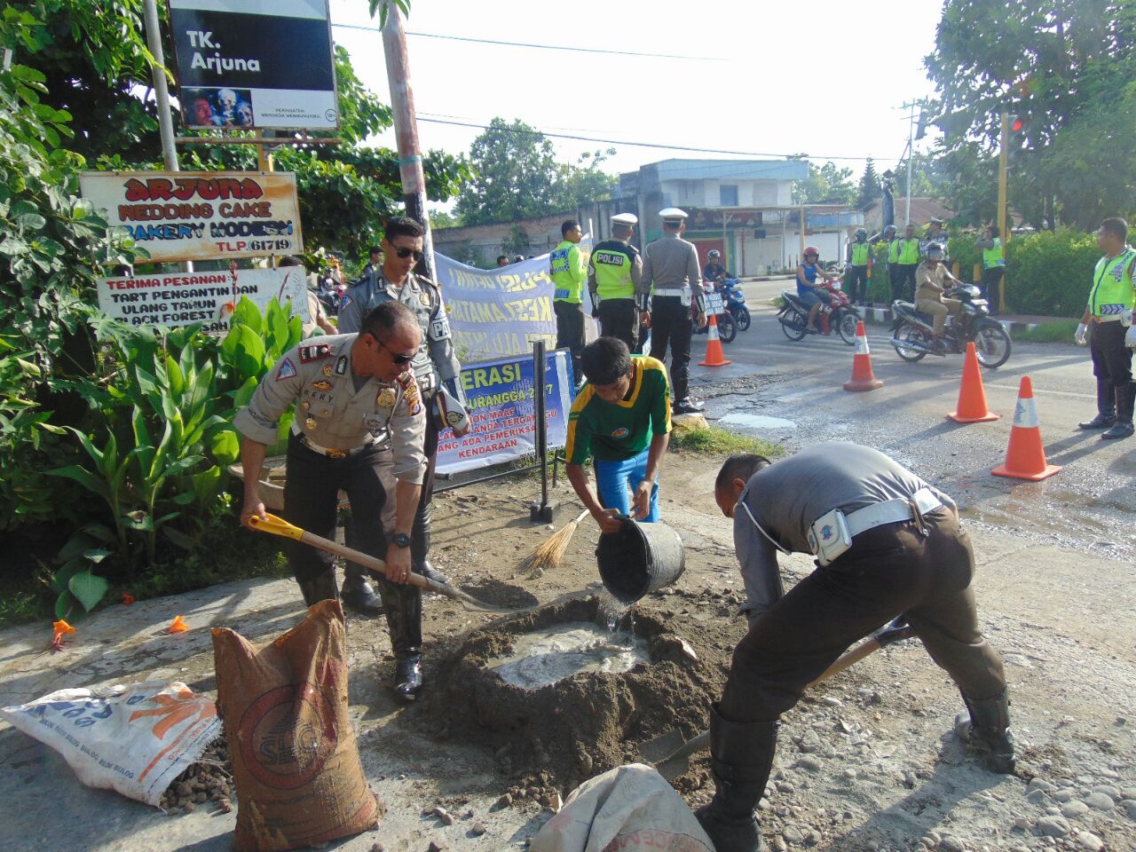 Operasi Simpatik Turangga 2017, Satlantas Polres Sumba Timur Lakukan Aksi Keselamatan Berlalulintas Dengan Cara Menambal Jalanan Yang Rusak