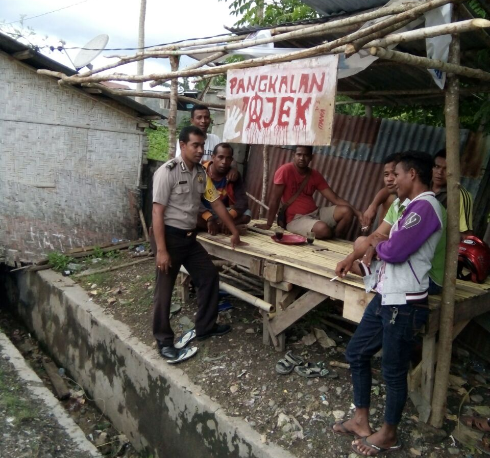 Obrolan Santai, Bhabinkamtibmas Kambajawa Sampaikan Pesan Kamtibmas Kepada Pengemudi Ojek