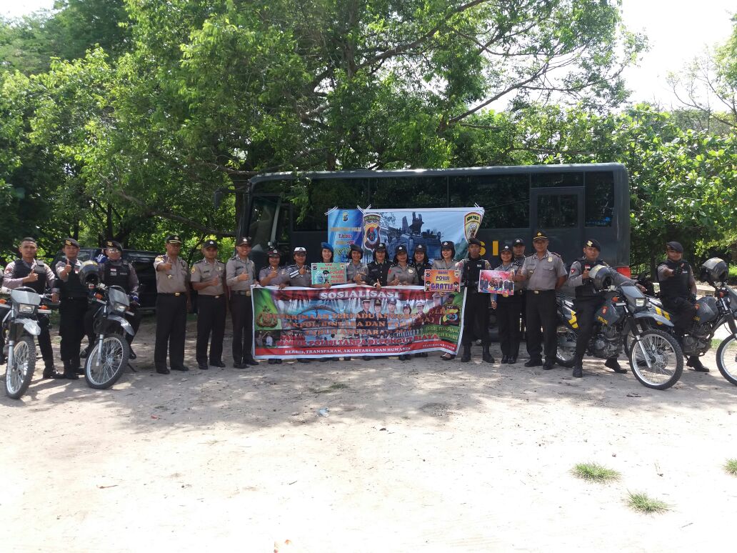 Sosialisasi Penerimaan Polri 2017, Polres Sumba Timur Sambangi Pengunjung Pantai Londalima