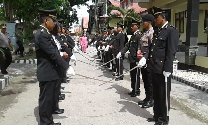 Tradisi Melintasi Gerbang Pora Iringi Pelepasan Purna Bhakti Empat Personel Polres Sumba Timur