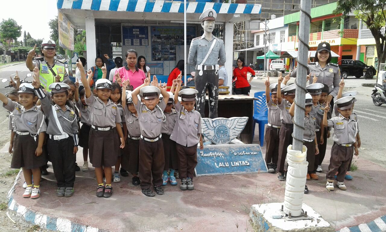 Murid TK Bhayangkari 04 Sumba Timur Dilatih Pengenalan Rambu Lalulintas Oleh Polwan Polres Sumba Timur