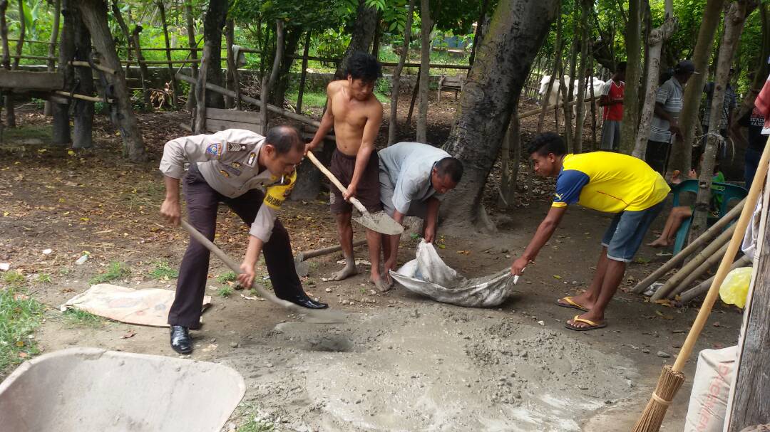 Bhabinkamtibmas Mauliru bantu warga buat jamban sehat