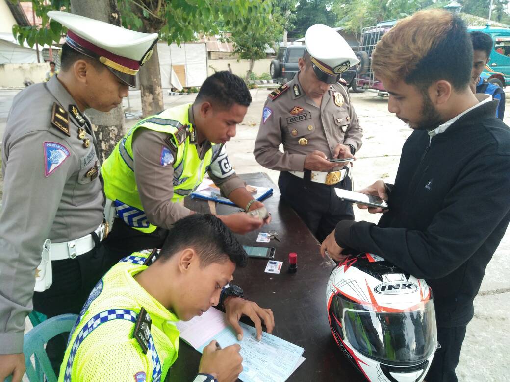 Gelar operasi rutin, Satlantas Polres Sumba Timur sosialisasikan e-tilang