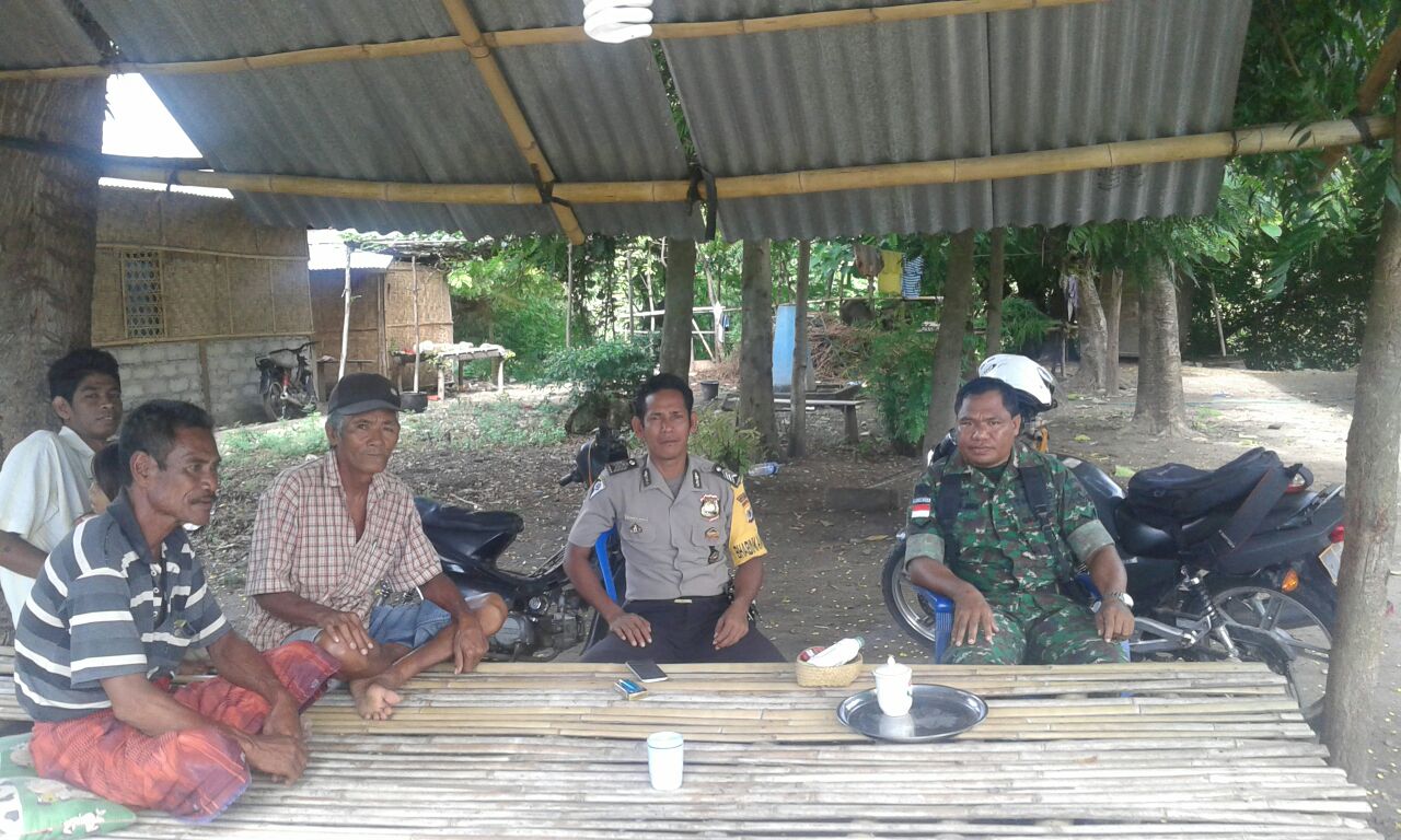 Cegah Curnak, Bhabinkamtibmas Watumbaka Bersama Babinsa Sambangi Warga