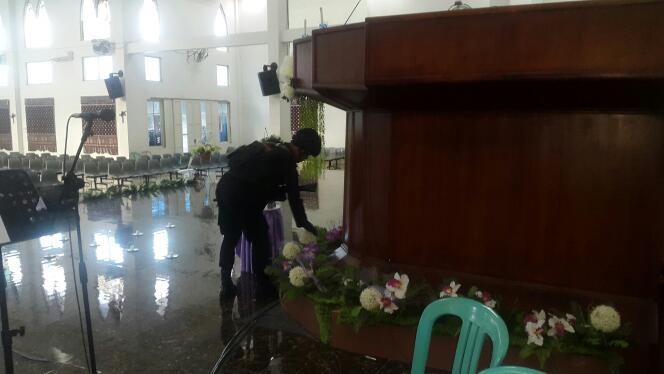 Jelang Ibadah Paskah, Polres Sumba Timur Dan Brimob Laksanakan Sterilisasi Gereja