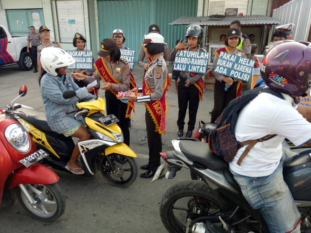 Sambut Hari Kartini, Polwan Sumba Timur bagi cokelat dan gelar safety riding