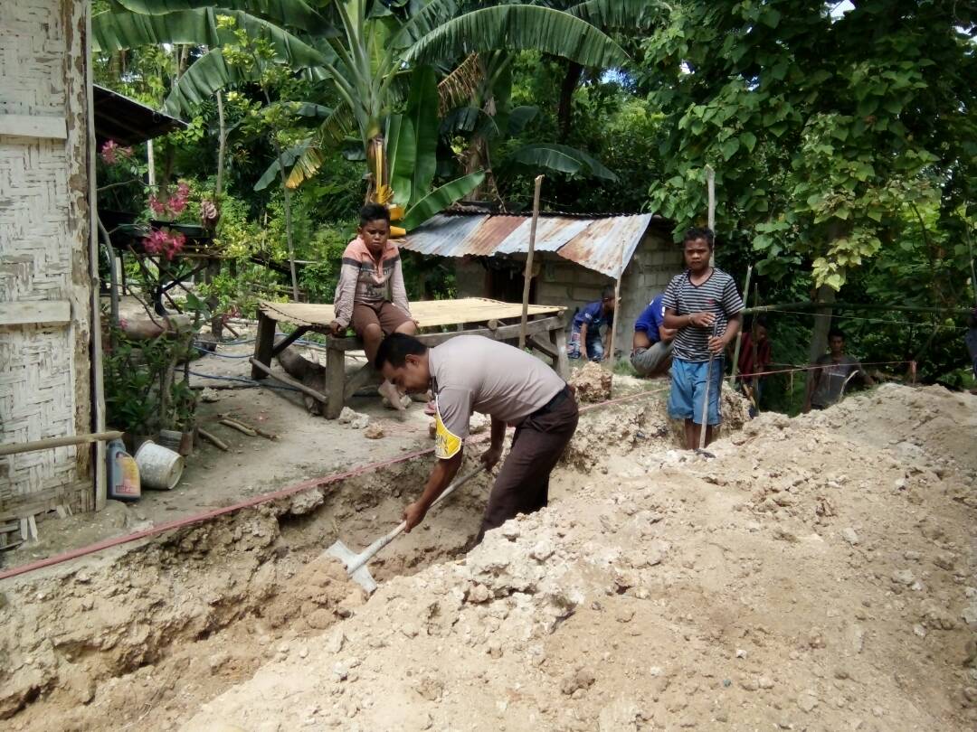 Jalin kebersamaan bersama warga, Bhabinkamtibmas Kambajawa bantu bangun rumah warga