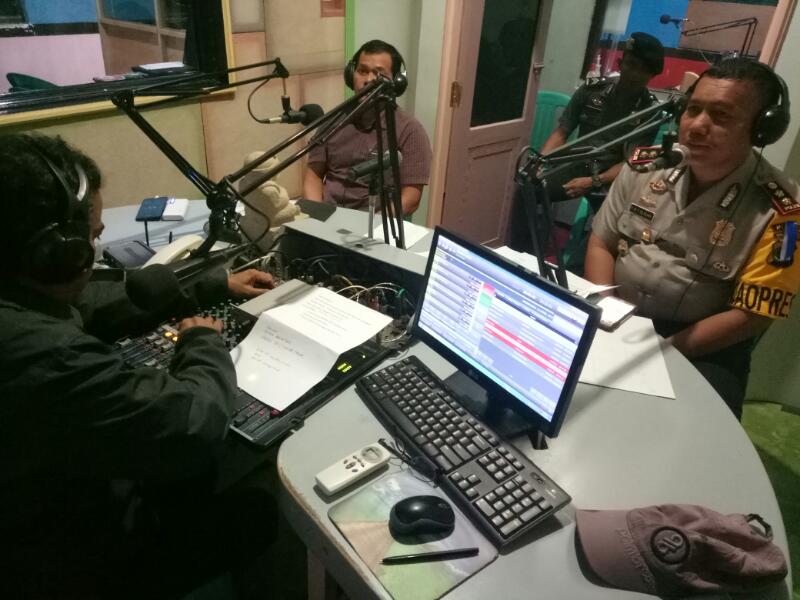 Kapolres Sumba Timur Dialog Interaktif Di Radio Max Fm Tentang Wawasan Kebangsaan