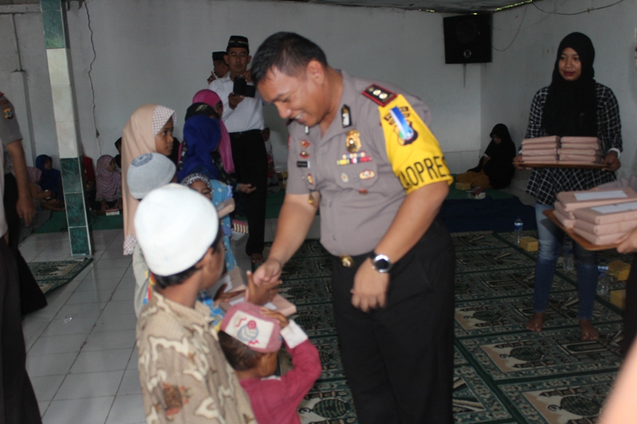 Gelar kegiatan Isra' Mi'raj, Polres Sumba Timur berbagi kasih dengan anak yatim