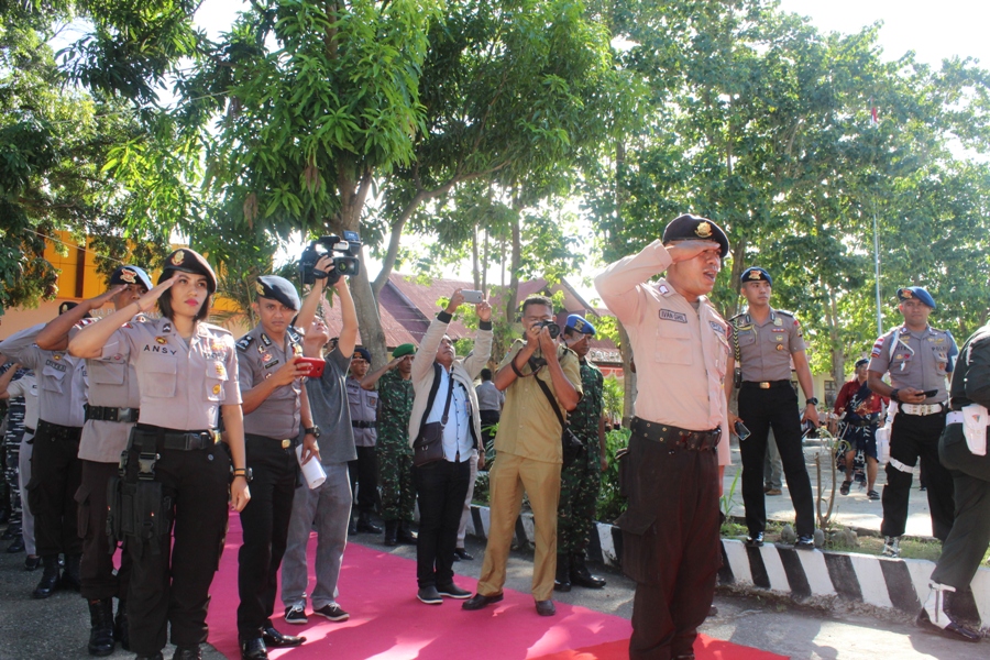 Tarian manunggal TNI dan Polri, sambut kedatangan Kapolda NTT di mako Polres Sumba Timur