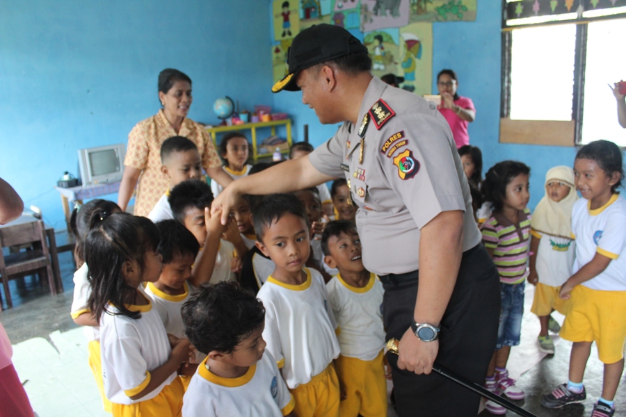 Kunjungi TK Bhayangkari 04 Sumba Timur, Kapolres ajak murid TK nyanyi bersama