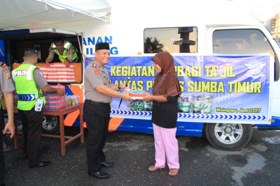 Indahnya berbagi bersama Polres Sumba Timur