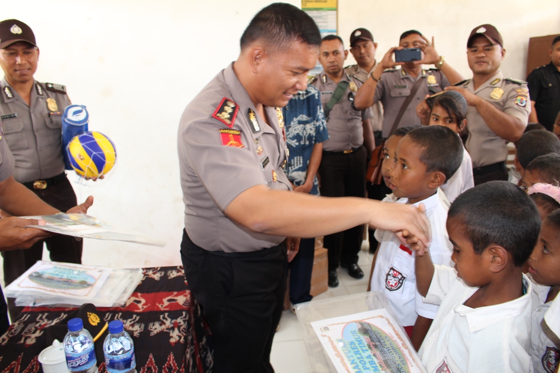 Sambangi SD Negeri Ndata Kapolres Sumba Timur beri bantuan alat tulis dan air bersih