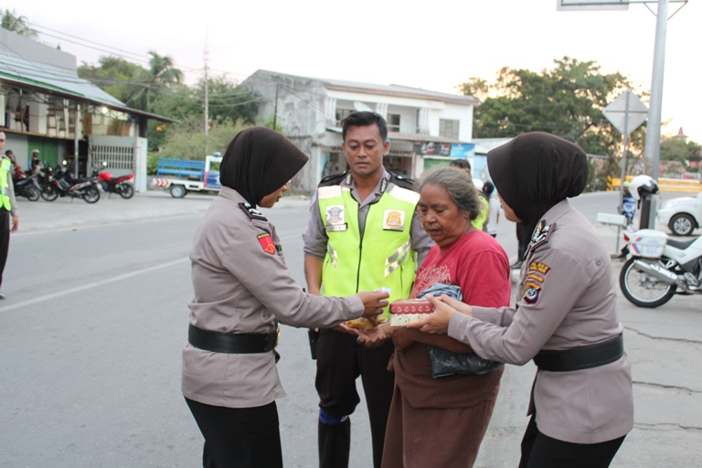 Di trafic light payeti, Polwan berhijab bagi bagi takjil kepada pengguna jalan