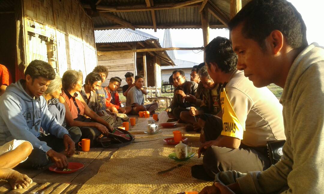 Dengan dialeg bahasa daerah, Bhabinkamtibmas Watumbaka ajak masyarakat untuk tidak terlibat sebagai pelaku curnak