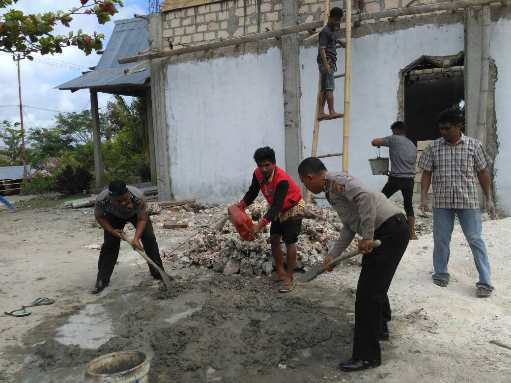 Sinergi Polsek Kahaungu Eti dan masyarakat bahu membahu kerja bakti bangun Gereja