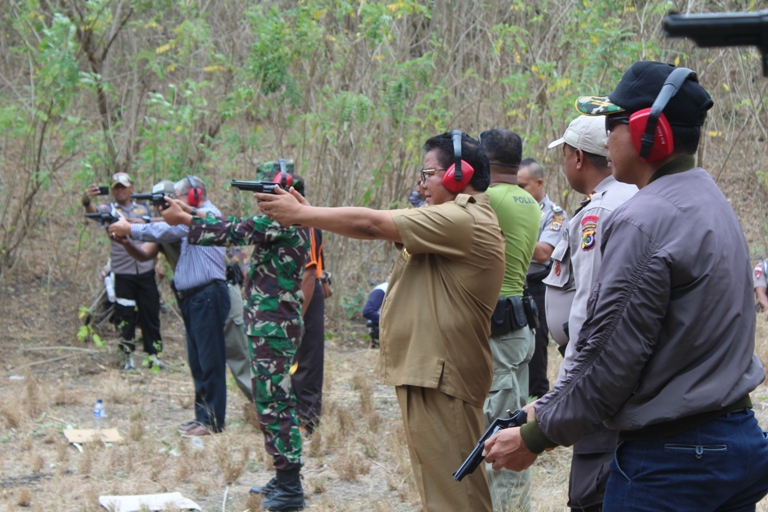 Sambut HUT Polri ke 71, Polres Sumba Timur gelar latihan menembak bersama