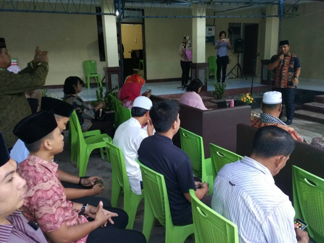 Buka puasa bersama anggota Polres Sumba Timur, Kapolres : manfaatkan bulan Ramadhan sebagai moment membangun kasih sayang serta membangun keikhlasan dalam lingkungan kerja