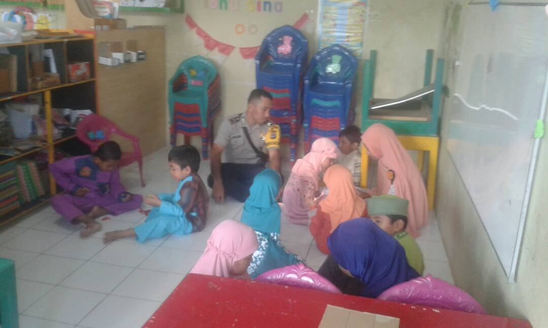 Bina mental anak sejak dini, Bhabinkamtibmas Wangga laksanakan pesantren kilat di Paud Cerdas Ceria Kemalaputih