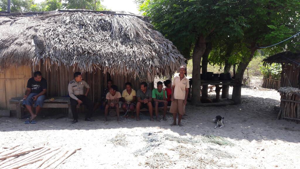 Polsek Wula Waijelu patroli di pesisir pantai dan sambangi rumah warga