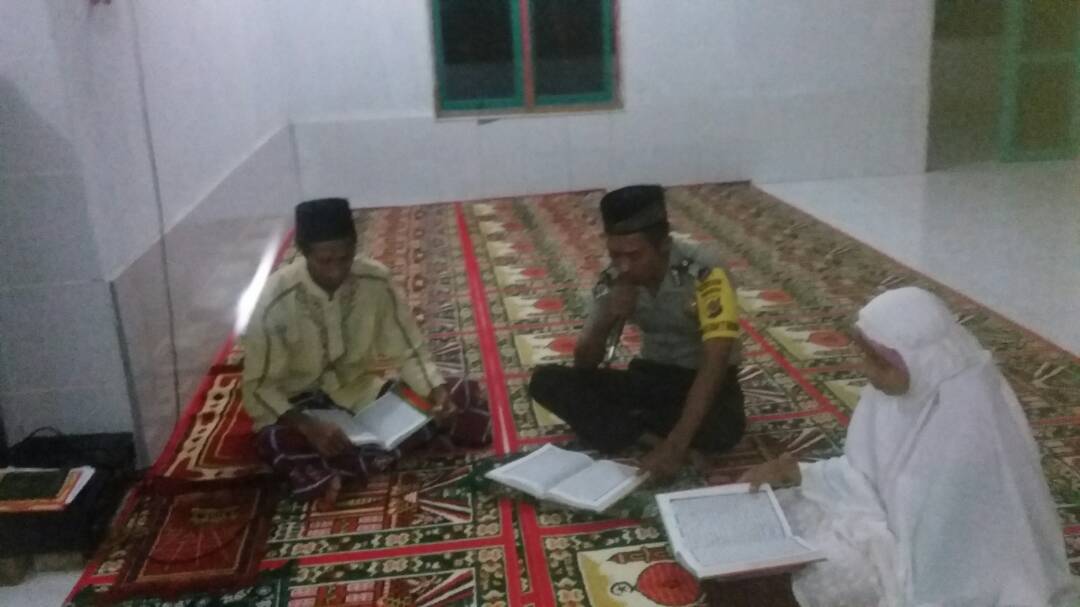 Usai sholat berjamaah, Bhabinkamtimas Hanggaroru laksanakan Tadarus Al-Quran