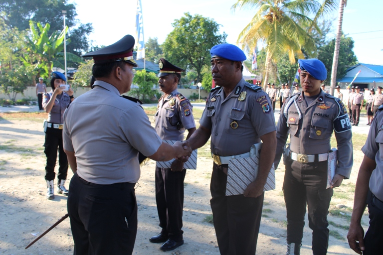 Gelar Korps Raport kenaikan pangkat, Kapolres Sumba Timur beri penghargaan kepada personil berprestasi