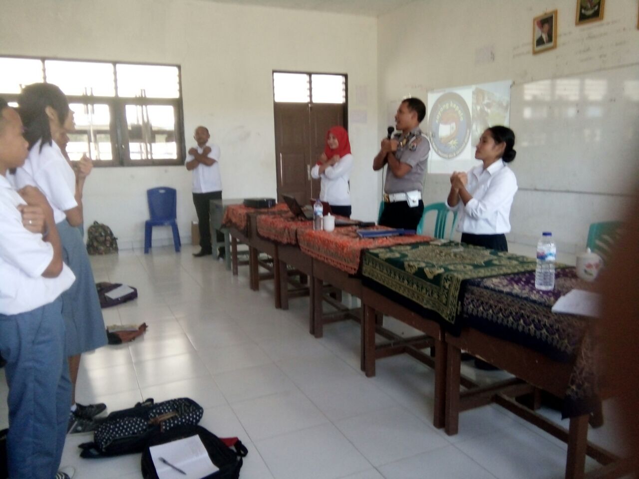 Gelar sosialisasi tertib berlalu lintas di SMA 1 Kambera, Kanit Dikyasa imbau pelajar sukseskan gerakan keselamatan berlalulintas