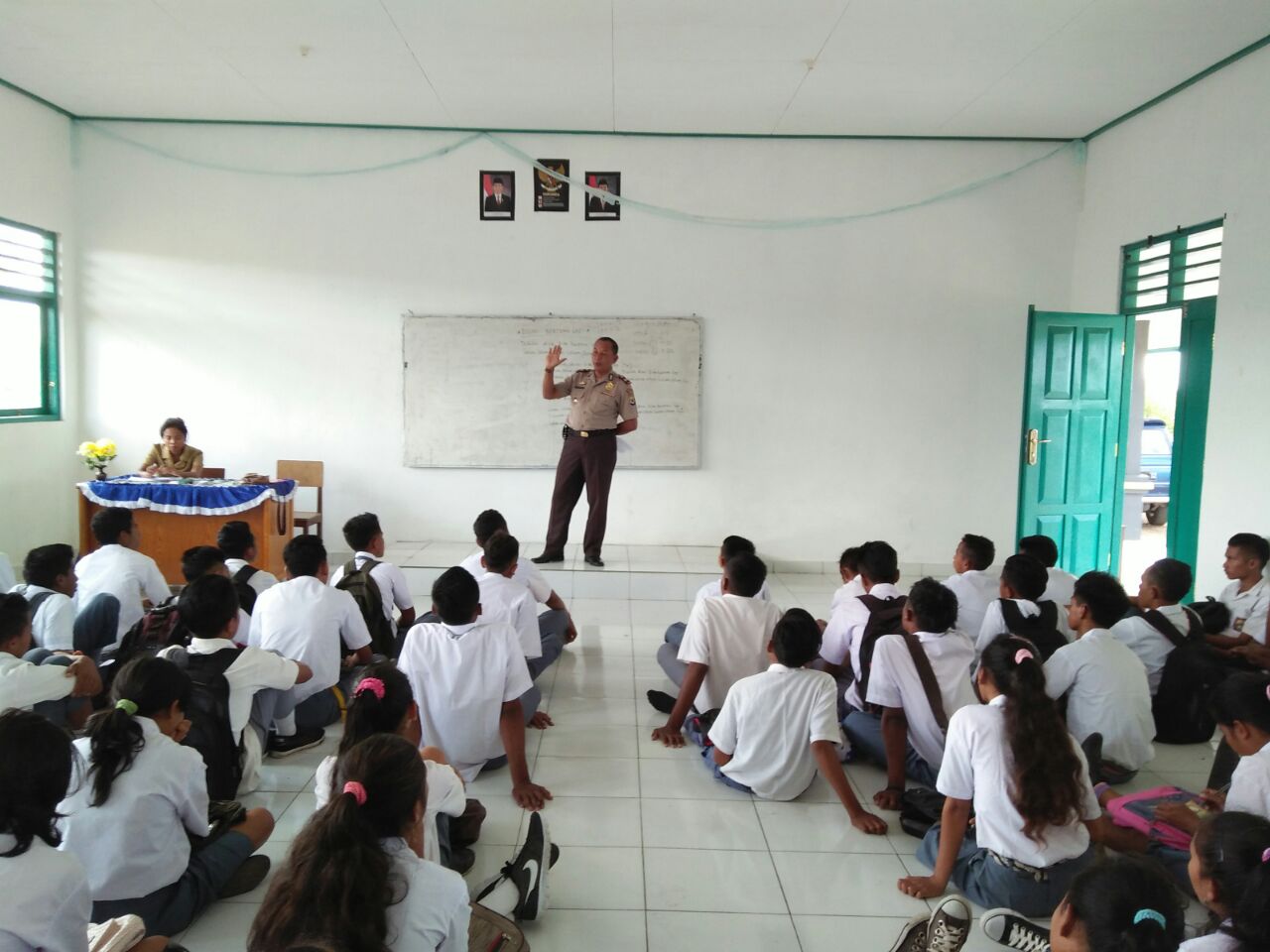 Kapolsek Rindi beri materi berkebangsaan dan bernegara dalam kegiatan Mos di SMA Negeri 1 Rindi