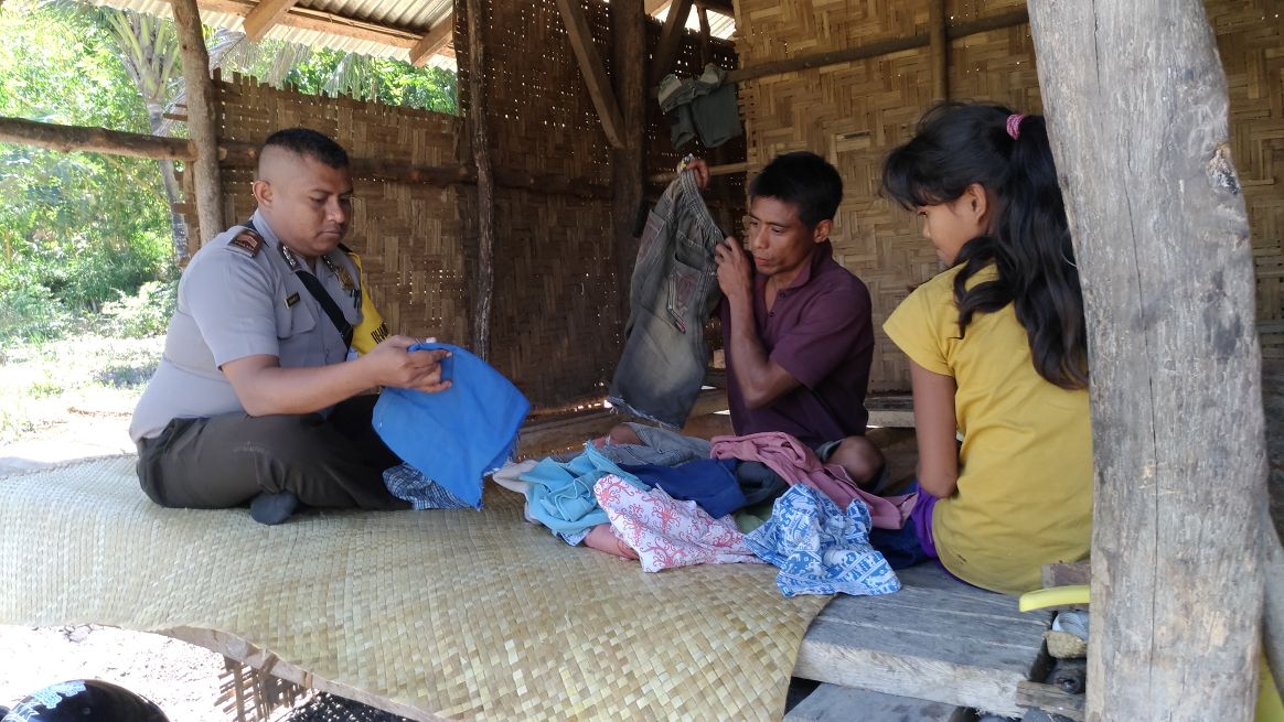Wujud empati dan bentuk kepedulian terhadap warga binaan, Bhabinkamtibmas Pambotanjara berikan bantuan pakaian layak pakai kepada warga