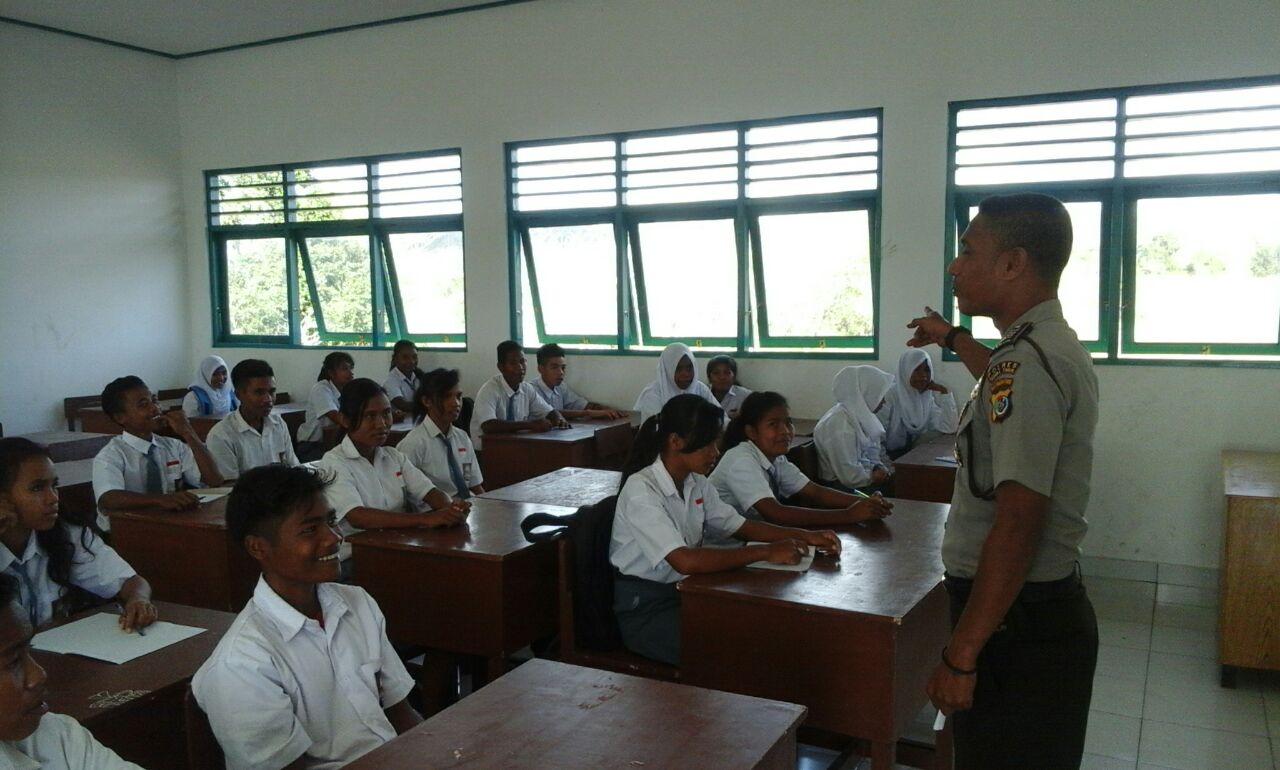 Polisi Peduli Dunia Pendidikan : Bripka Munawir sisihkan waktu jadi guru sukarela di SMA Negeri 1 Rindi