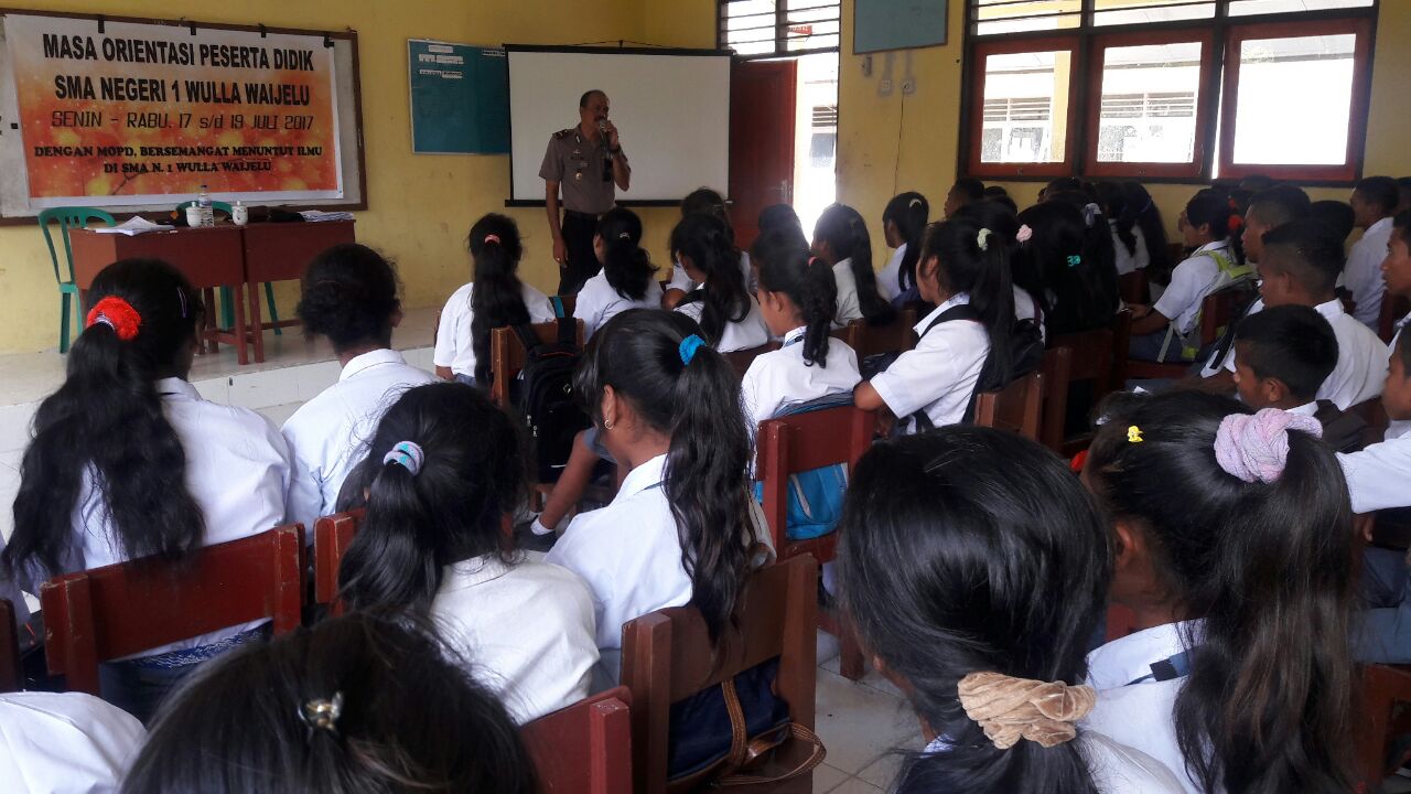 Jadi Narasumber di kegiatan Mos SMA 1 Wula Waijelu, Ipda Yusuf Tarapandjang sampaikan materi Kenakalan Remaja dan Tertib Berlalulintas