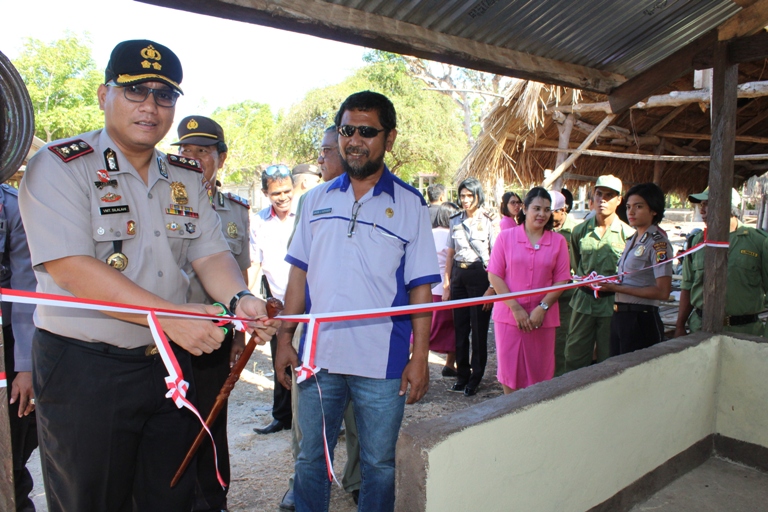 Kunker ke Polsek, Kapolres Sumba Timur resmikan Pos Kamling