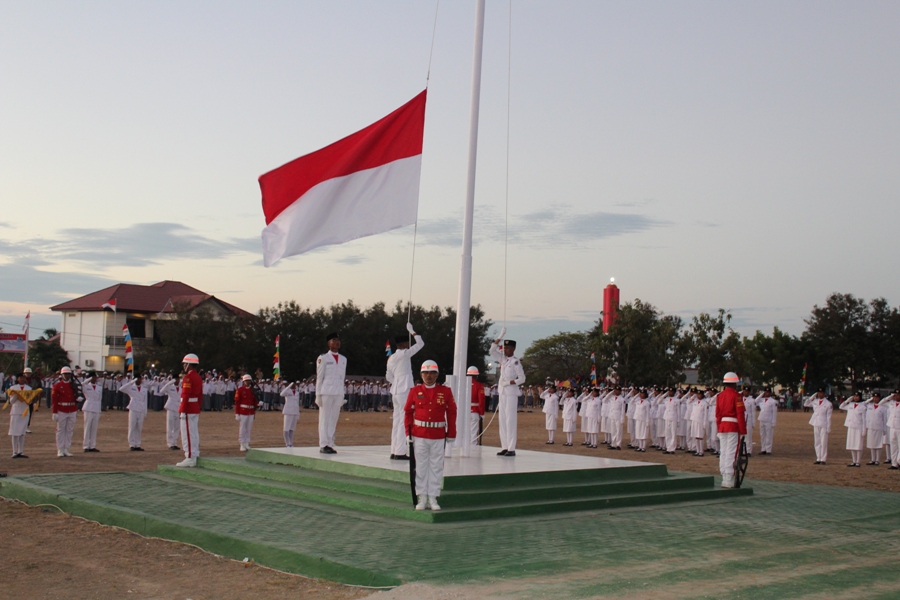 Doa lintas agama dalam prosesi upacara penurunan Bendera Merah Putih di lapangan pahlawan waingapu : Indonesia lebih kasih sayang