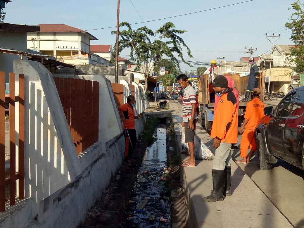 Saling bahu membahu, Polres Sumba Timur bersama masyarakat kerja bhakti bersihkan kompleks pasar inpres matawai