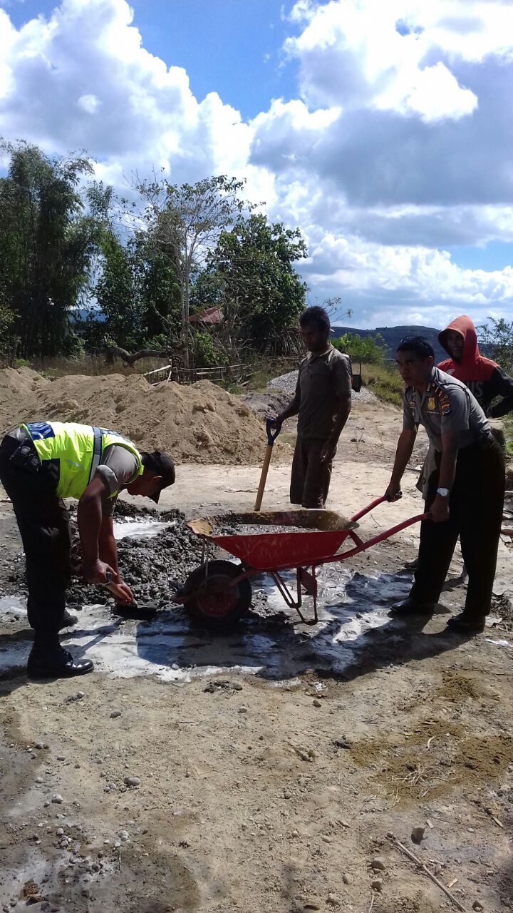 Sambut HUT RI ke 72, Polsek Matawai Lapawu bersama masyarakat saling bahu membahu bangun lapangan voly