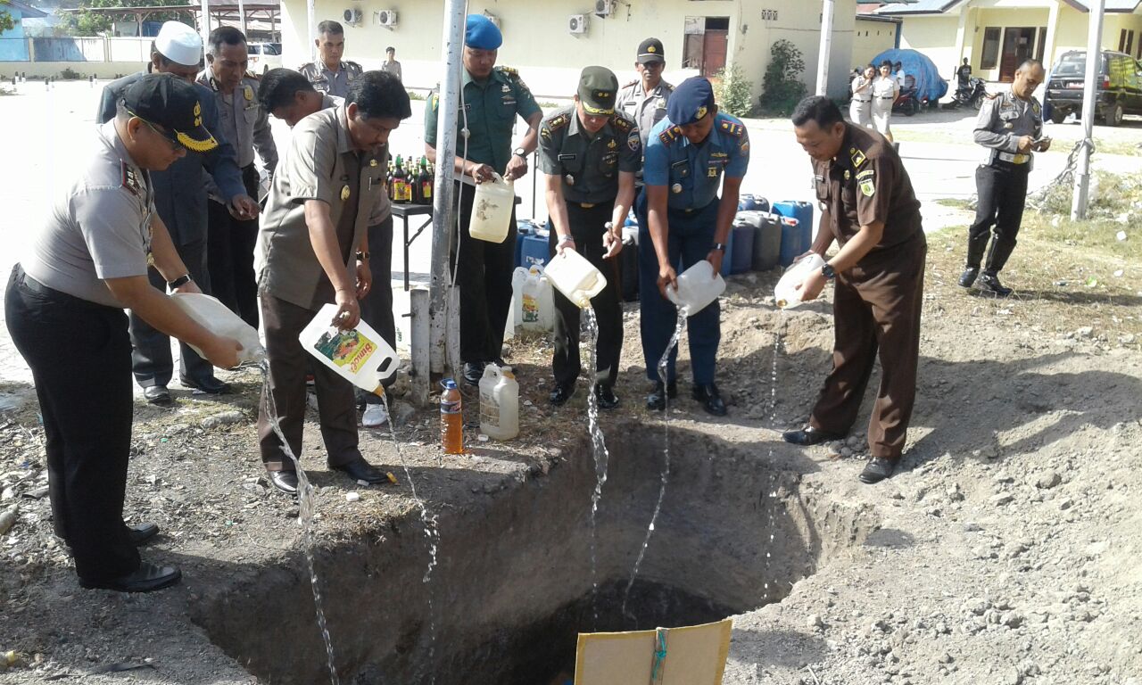 Minimalisir gangguan kamtibmas dan laka lantas,  Polres Sumba Timur gelar pemusnahan miras hasil operasi