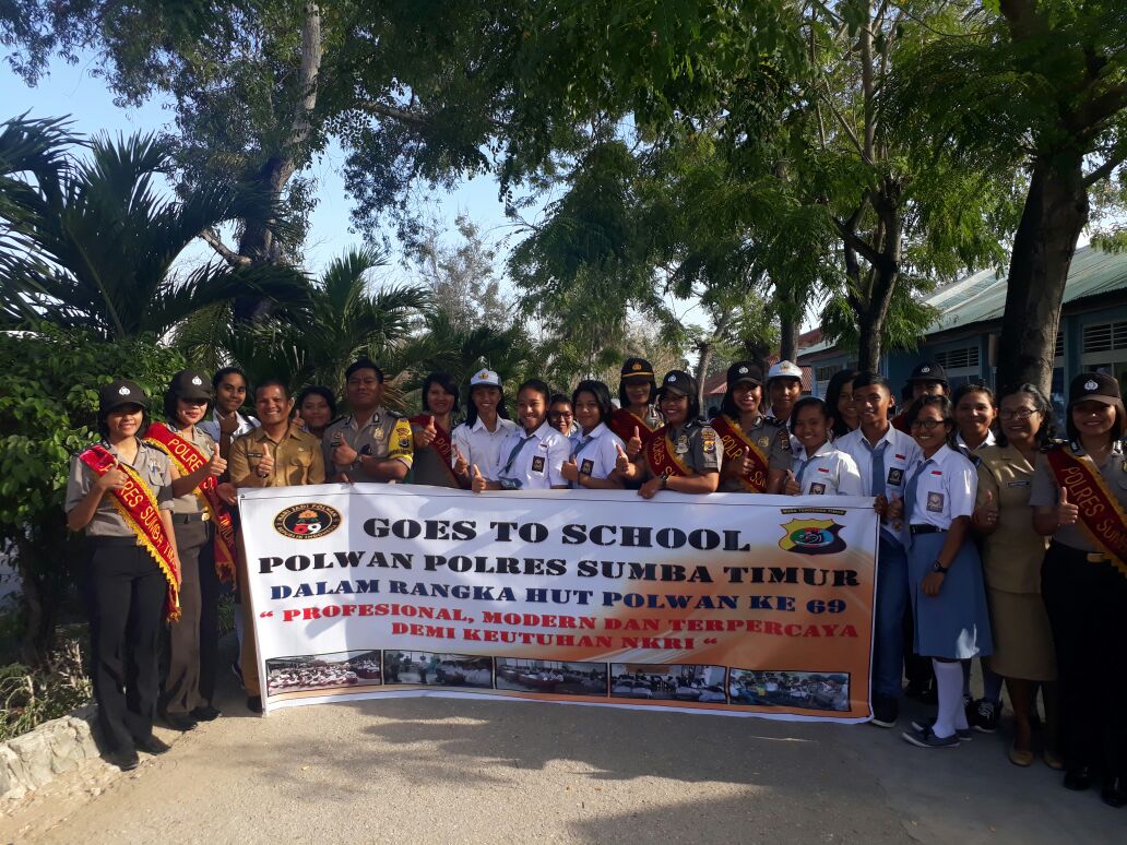 Goes To School, Polwan Polres Sumba Timur gelar upacara bendera di SMA Negeri 1 Waingapu